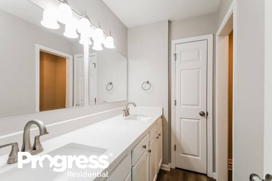 Building Photo - 10713 Creekside Woods Dr