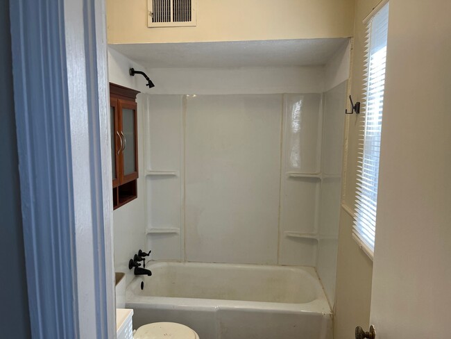 Building Photo - **UPCOMING**3 bedroom / 2 bathroom Home fo...