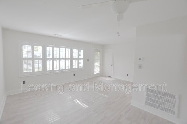 Building Photo - 2 Rosedale Dr