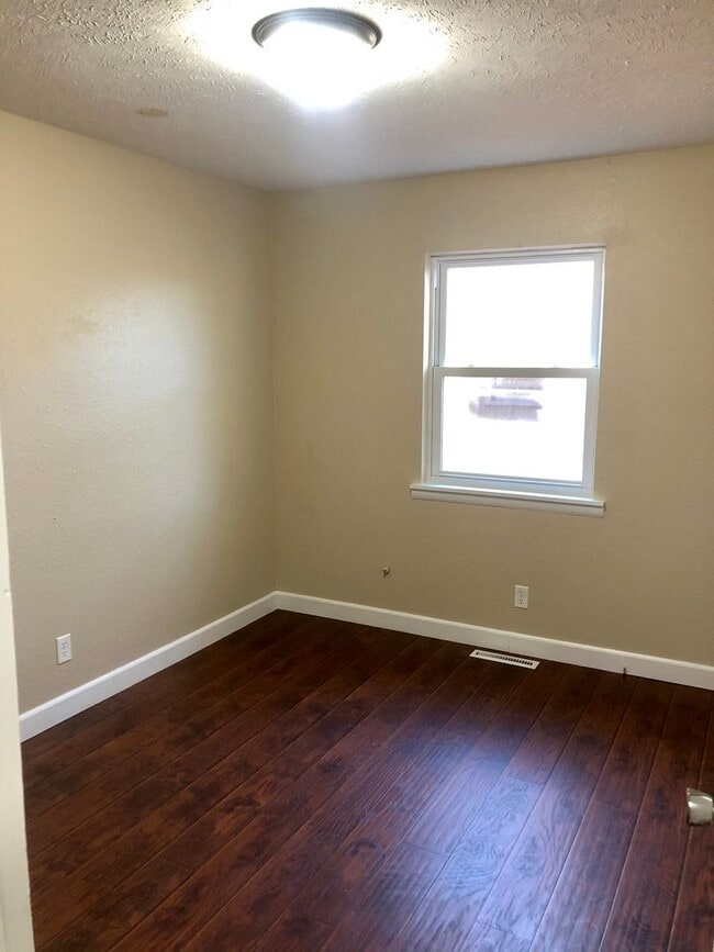 Building Photo - 3 bedroom 1.5 bathroom home Available Now