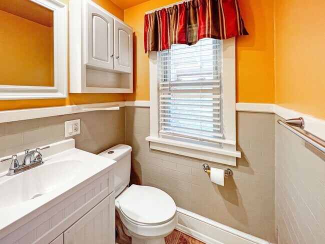 Building Photo - Cozy 3BR/1BA - Pet Friendly Up To 2 Pets Under 35#