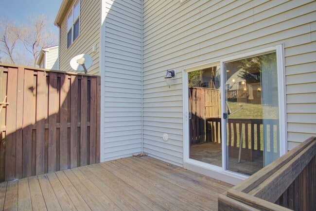 Building Photo - 3 Bed / 2.5 Bath.  Pet Friendly. Garage.