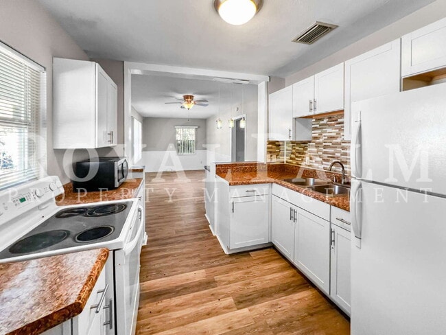 Building Photo - 1918 Grace Ave