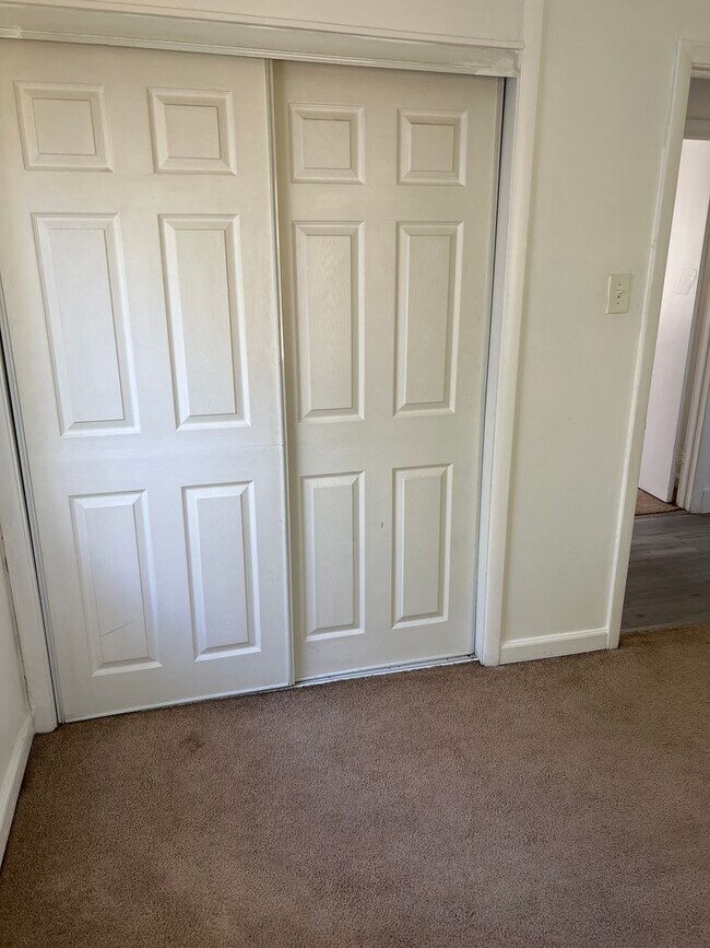 Building Photo - Spacious home - Great location!