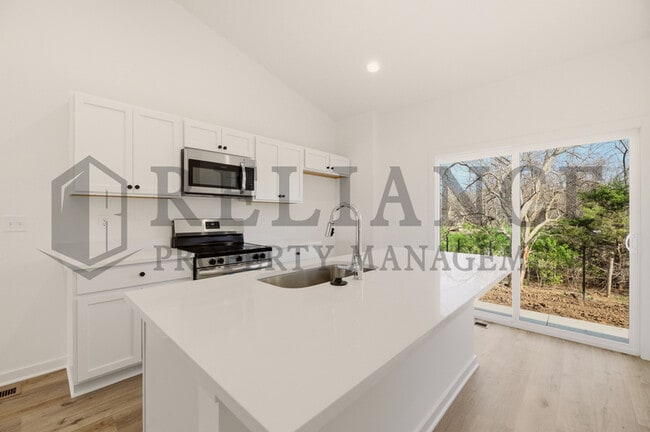 Building Photo - 5238 N Pinecrest Ct