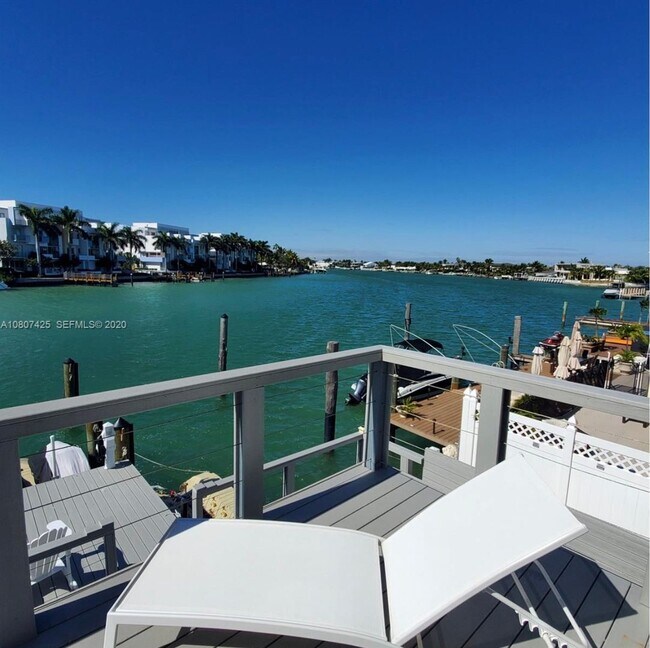 Building Photo - Beautiful waterfront townhouse in the heart of Miami