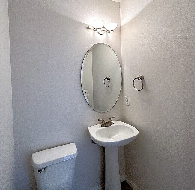 Building Photo - Gorgeous 2-bedroom Townhouse with attached...