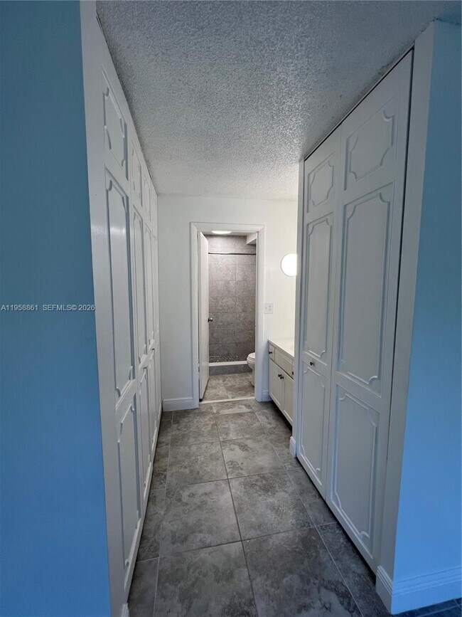 Building Photo - 3740 Inverrary Dr