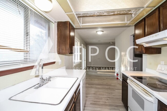 Building Photo - 409 Woodland Dr