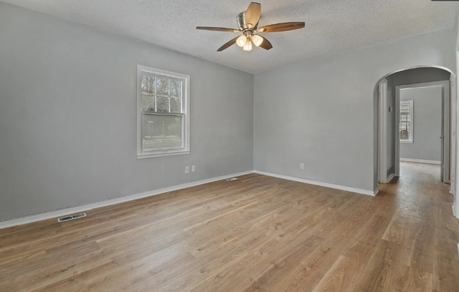 Building Photo - Welcome home to this beautiful 3-bedroom, 2-bathroom with Bonus room located Northeast Wichita.