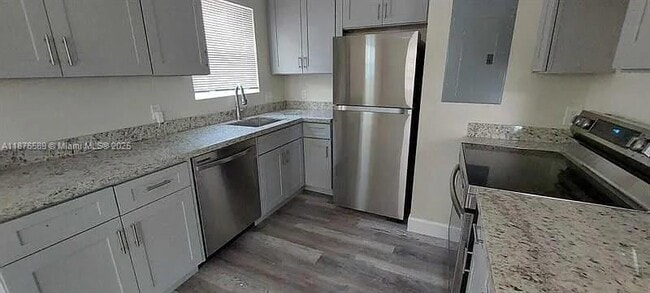 Building Photo - 1701 NW 13th Ct