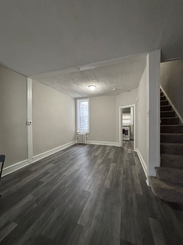 Building Photo - 922 S Yewdall St