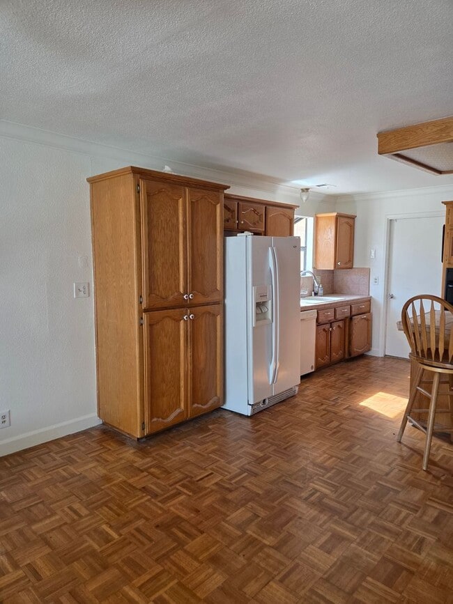 Building Photo - 606 Tamarack Ln