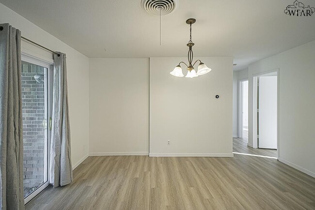 Building Photo - 4659 Woodlawn