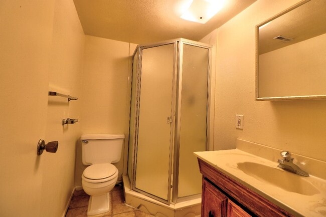 Building Photo - Large 3 bed 3 bath Condo in Provo