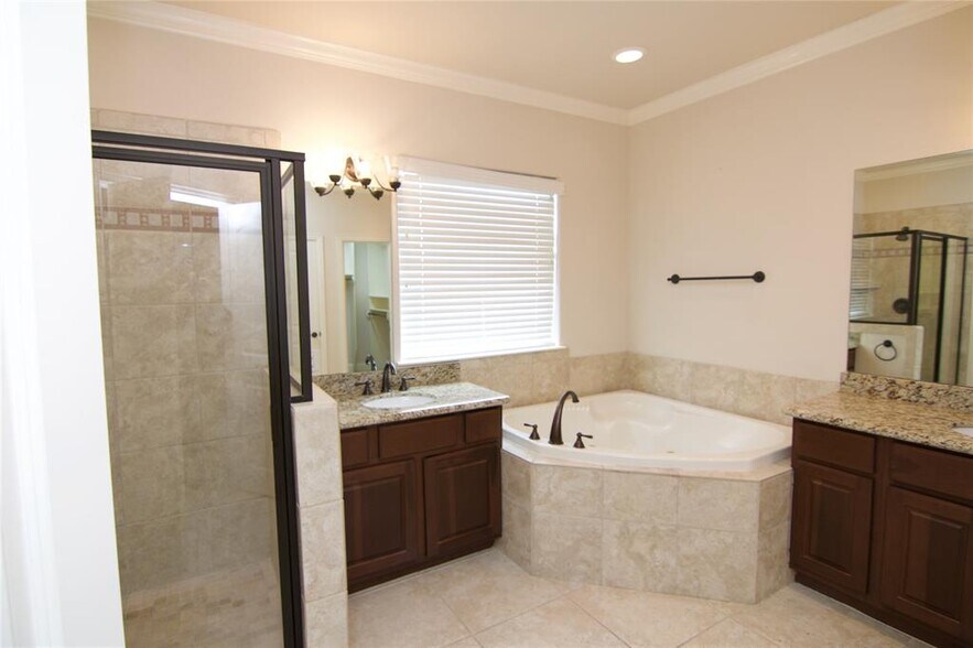 Building Photo - 6353 Richmond Ave