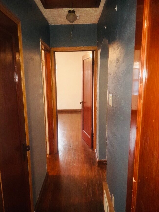 Building Photo - 919 School St