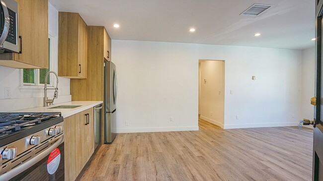 Building Photo - 6112 Saturn St