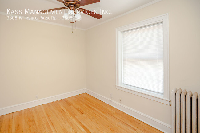 Building Photo - Irving Park 1 bed/1 bath, Hardwood floors,...