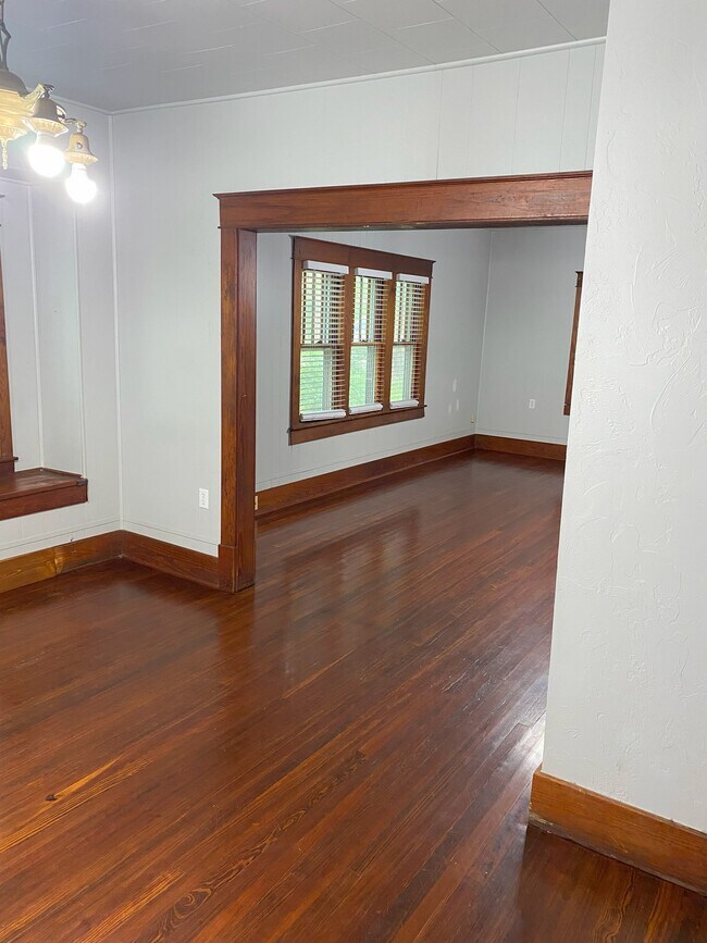 Building Photo - 324 S Benjamin St