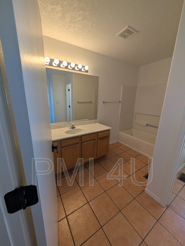 Building Photo - 7105 Casa Elena Dr NE