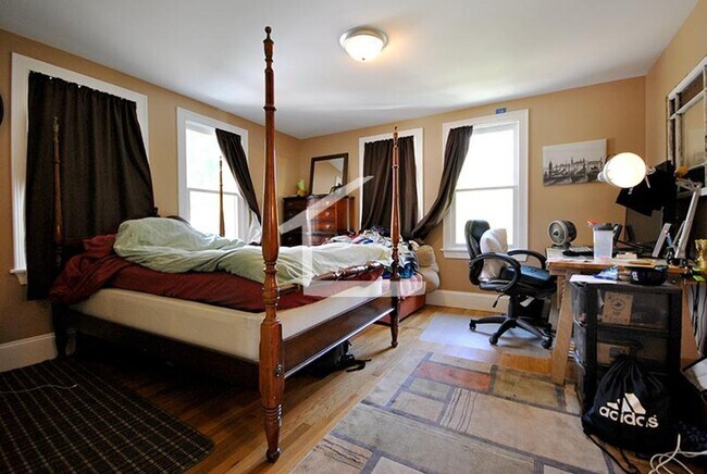 Building Photo - Beautiful, Spacious and Renovated Brighton 5 Bed/2 Bath, Parking Included, on Woodstock Ave