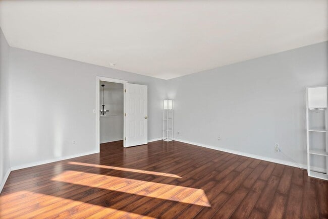 Building Photo - Modern 4-Bedroom Home with 5-Piece Primary...