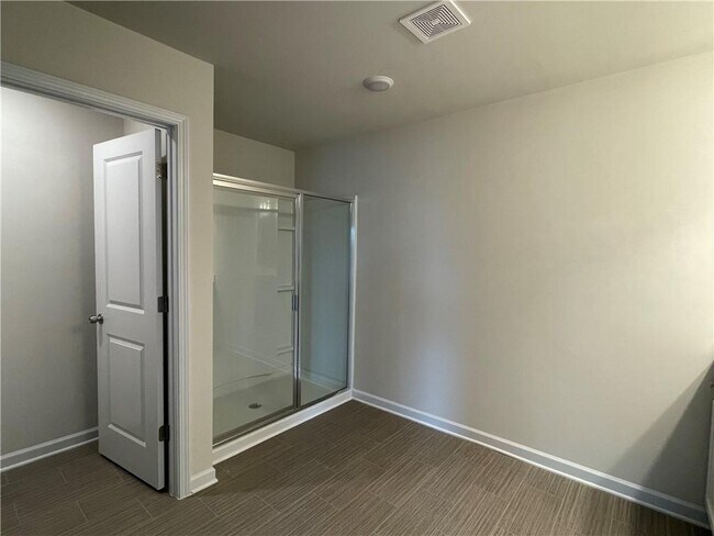 Building Photo - 4663 Fullerton Dr