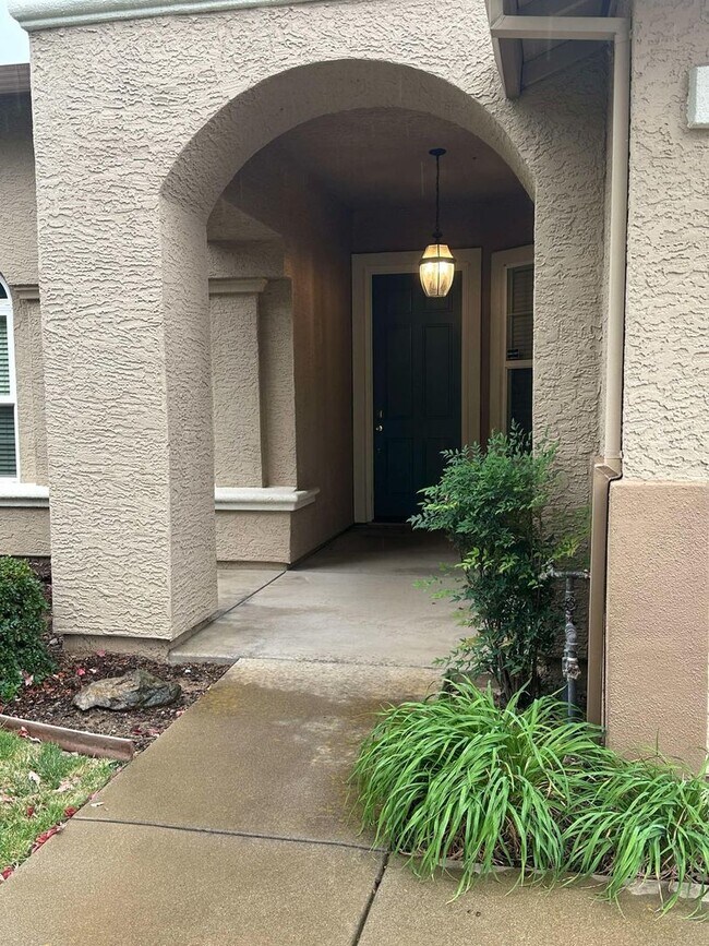 Building Photo - Charming 4 bedroom, 2 bathroom single fami...