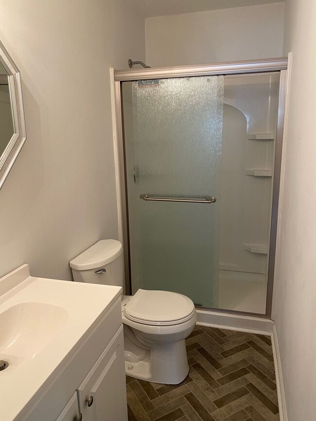 Building Photo - Conveniently located 4 bedroom, 2 bathroom...