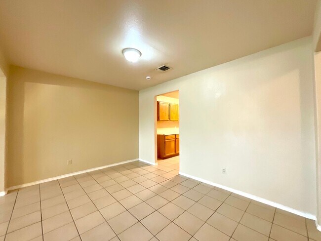 Building Photo - **APPLICATION RECEIVED** **MOVE IN SPECIAL** Charming 3-Bed, 2-Bath Home with Fenced Yard – Pet F...