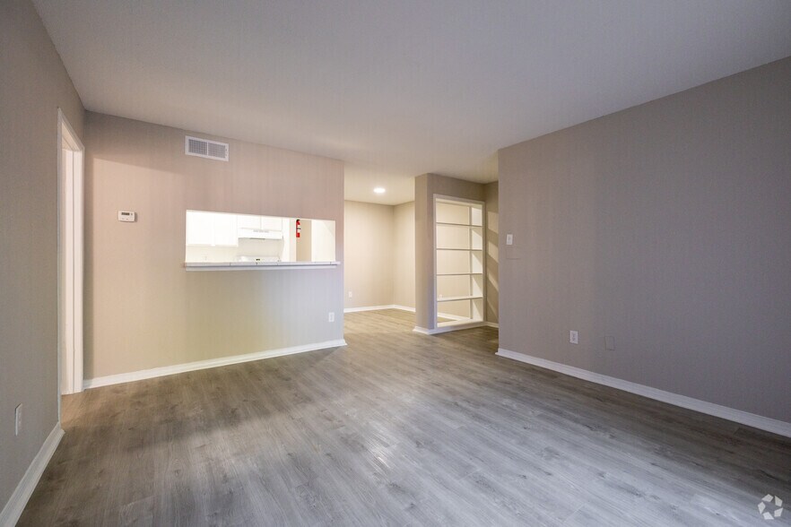 1BR, 1BA - 653SF - Yale - Living Room - 8950 Glencrest Management Co LLC