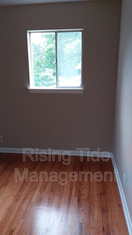 Building Photo - 613 Tree Haven Dr