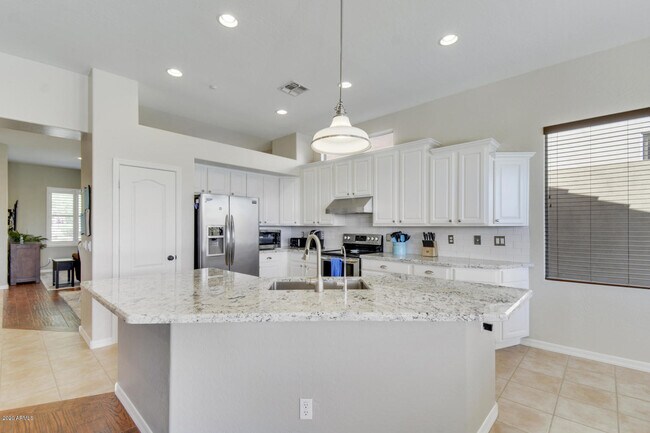 Building Photo - 10601 E Meadowhill Dr