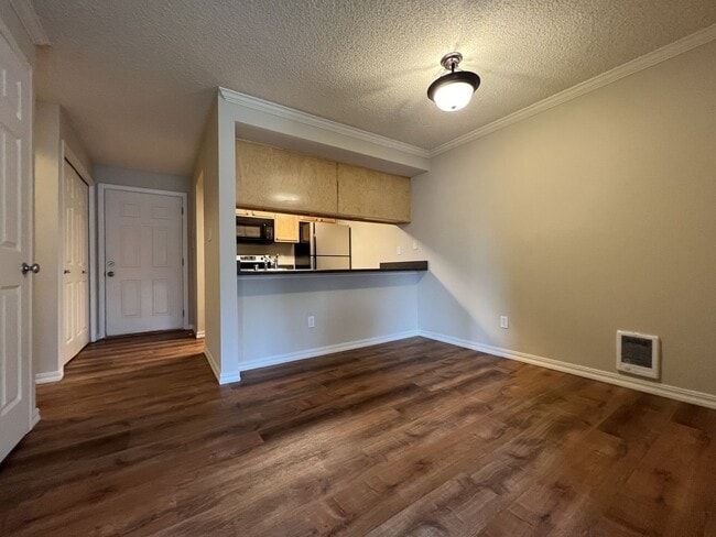 Building Photo - Roomy Top Floor Condo - Avail Now!