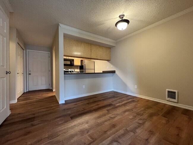 Building Photo - Roomy Top Floor Condo - Budget Friendly, W...