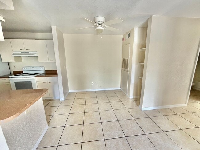 Building Photo - 2550 N Alafaya Trail