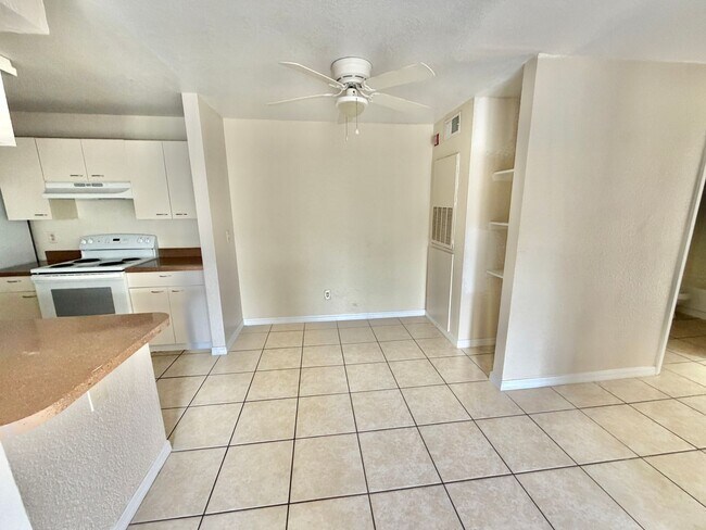 Building Photo - Orlando - 2 Bedroom, 1 Bathroom - $1395.00