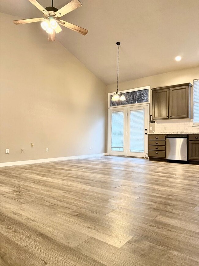 Building Photo - 3 Bed / 2 Bath in Jonesboro Available Now!