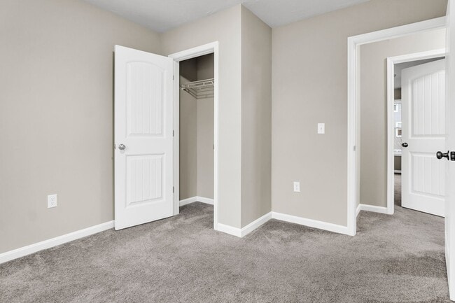 Building Photo - Beautiful 3 bedroom, 2.5 bath townhouse available!