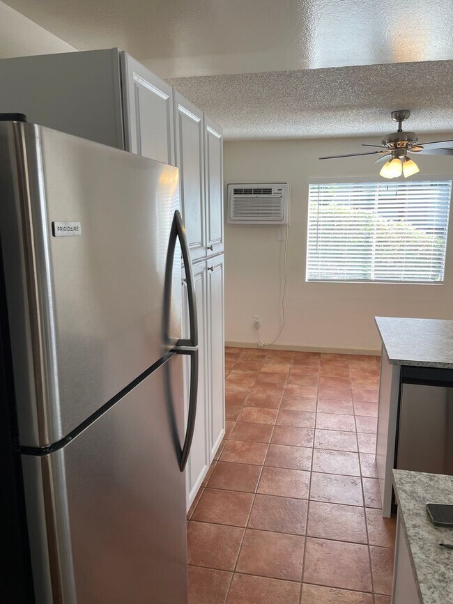 Building Photo - Bright and Charming 3 Bedroom 2 Bath Condo with Patio and A/C!