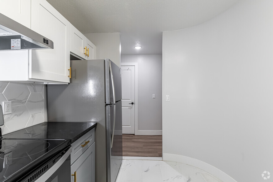 2BR, 2BA - Kitchen - 280 Collins Realty