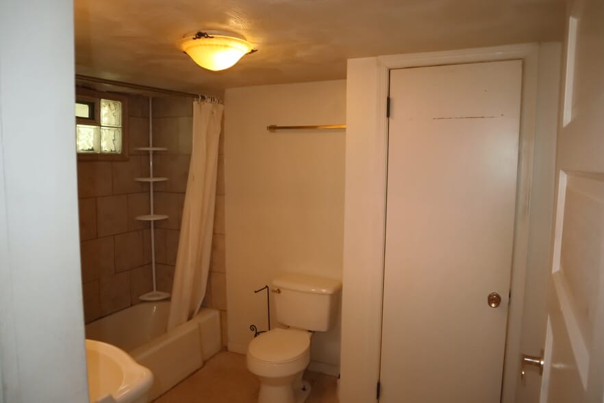 Building Photo - 629 Woodlawn Ave