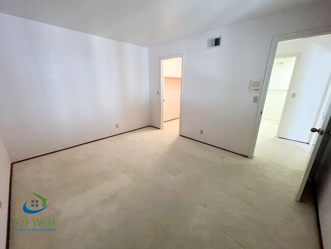 Building Photo - 2331 Cresthaven St
