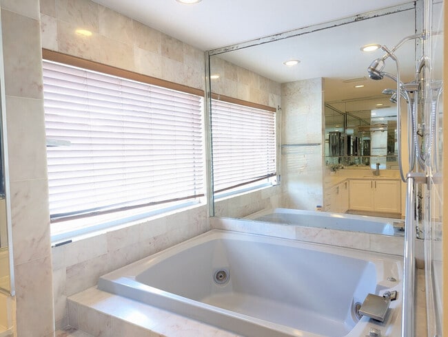 Building Photo - 2945 SW 18th St