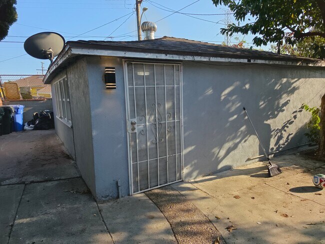 Building Photo - 1318 W 119th St