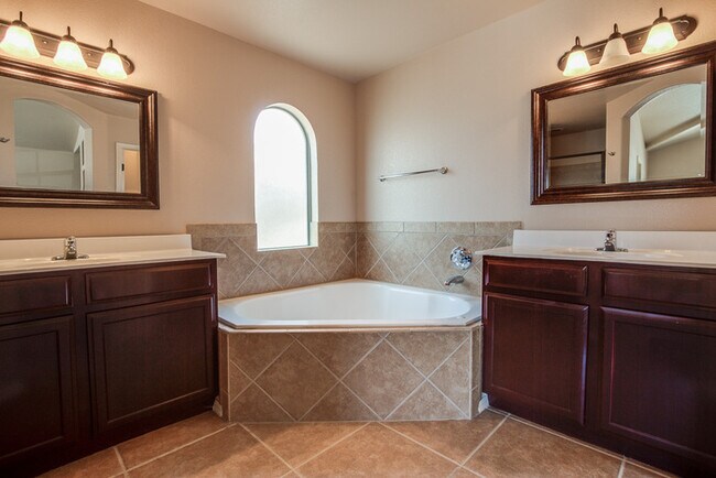 Building Photo - Stunning home for rent in Northeast El Paso