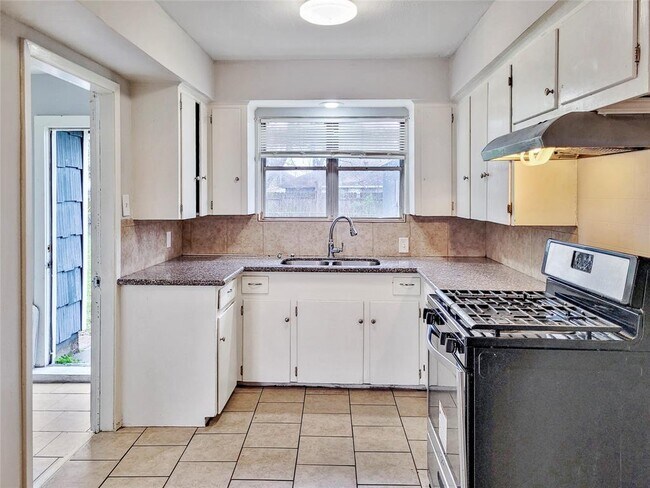 Building Photo - 10821 Aldis St