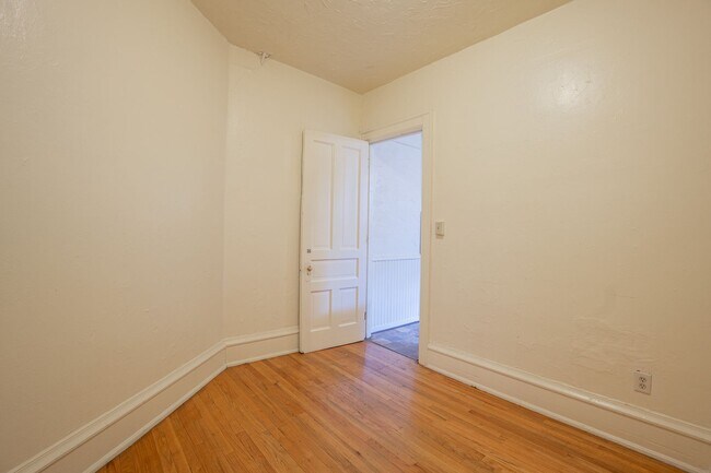 Building Photo - Comstock