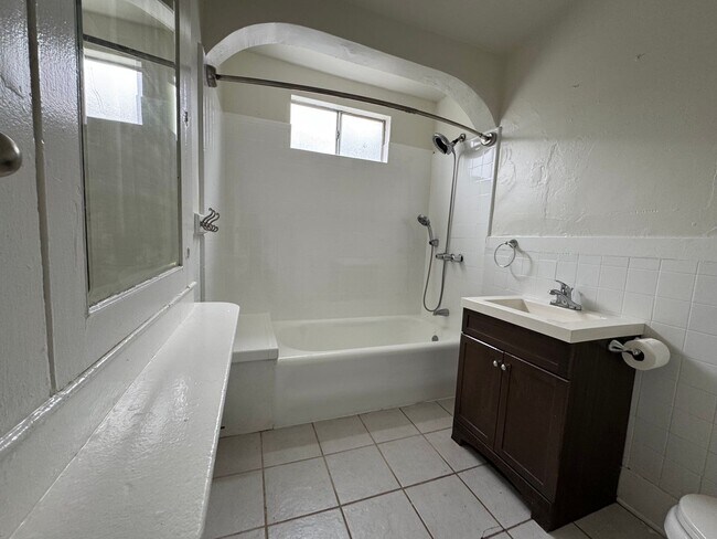 Building Photo - Large centrally located unit with shared yard